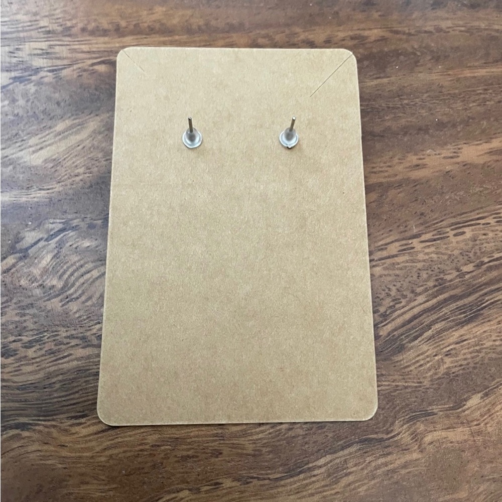 Howlite stud earrings - Picture 2 of 2